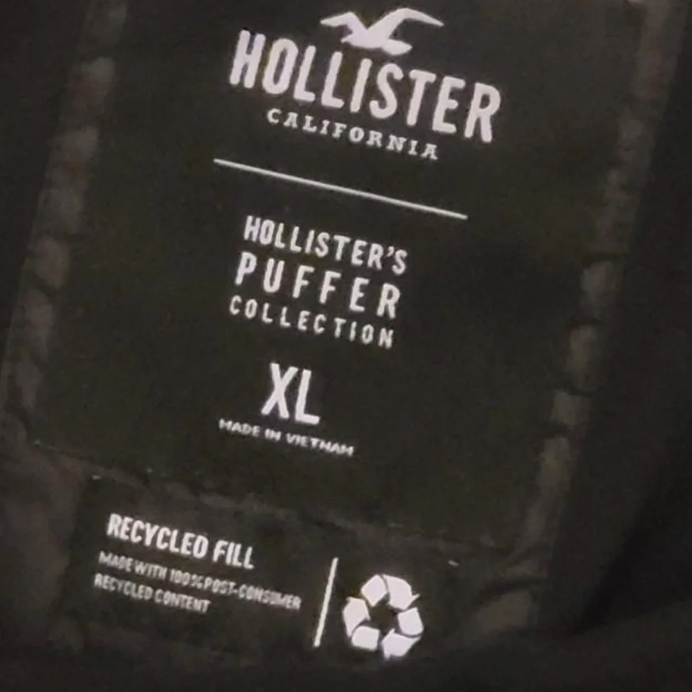 Hollister Black Puffer Jacket with Cream Lining - Picture 5 of 13